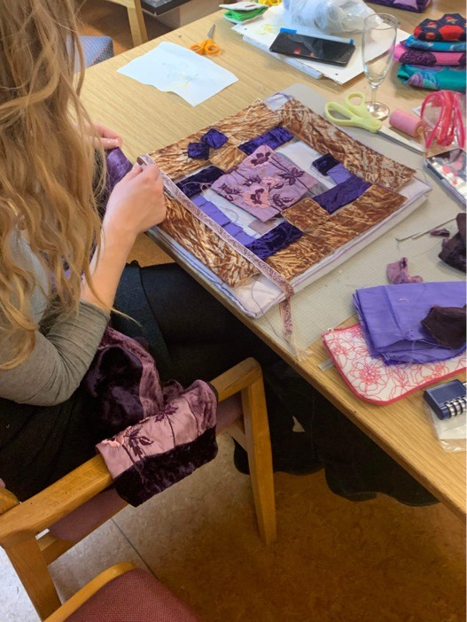 En bruger i syværkstedet laver patchwork. Fotograf: Benedikte Blokkebak