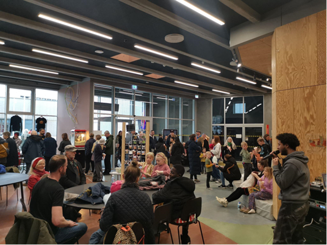 Rapkoncerten er i gang i Gellerup.