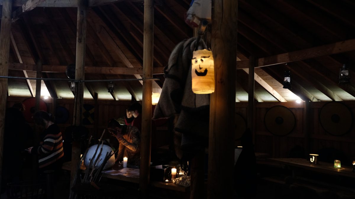 Uhyggelig stemning i hytten.