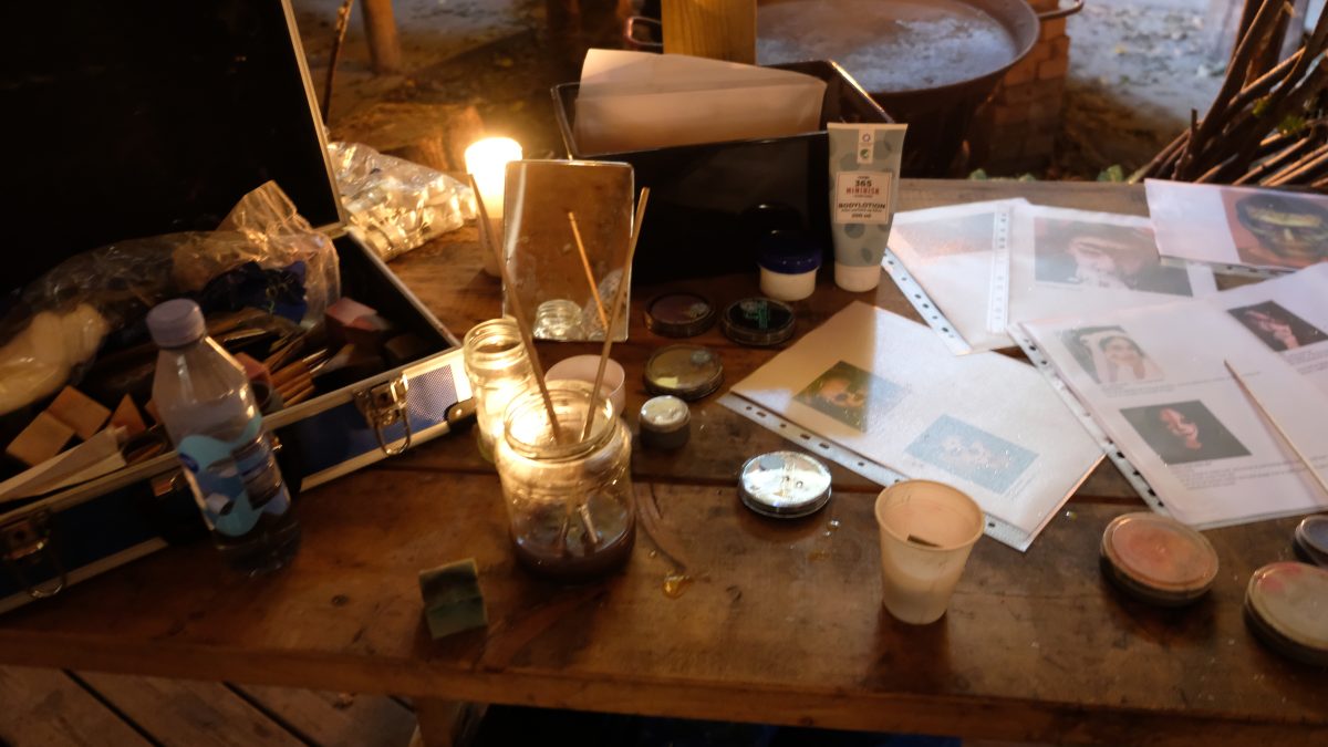 Ansigtsmalingen på bordet klar til brug.