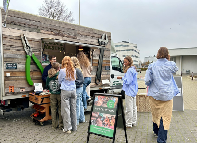 Reparationsbilen på Rosborg Gymnasium.