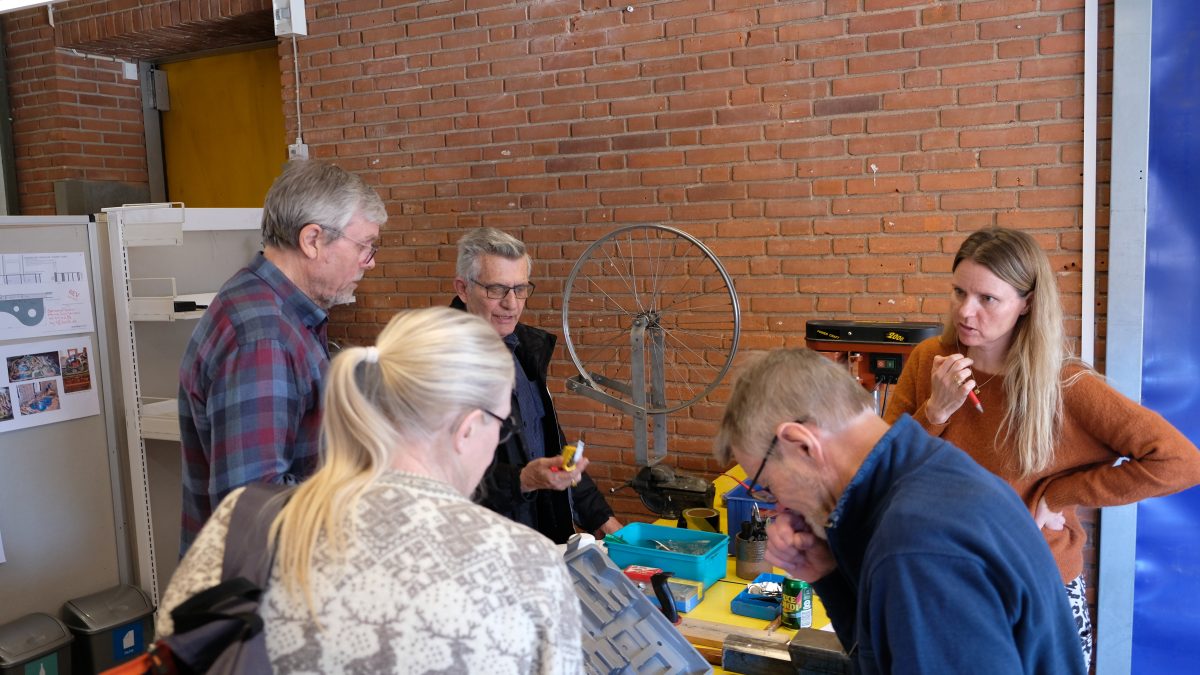 Pil og de frivillige er i gang med at få overblik over værkstedets materialer. Foto: Andreas Kirkegaard Clausen
