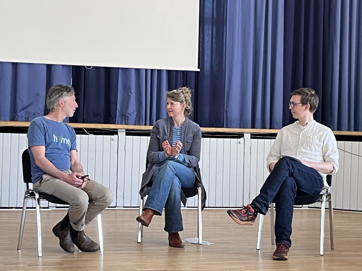 Paul, Helene og Nilas i samtale.