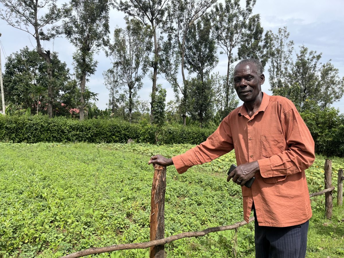 John Otiep foran en af sine marker.