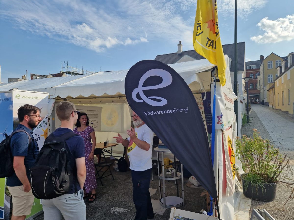 Henning Bo i VedvarendeEnergis telt på Klimafolkemødet 2024.