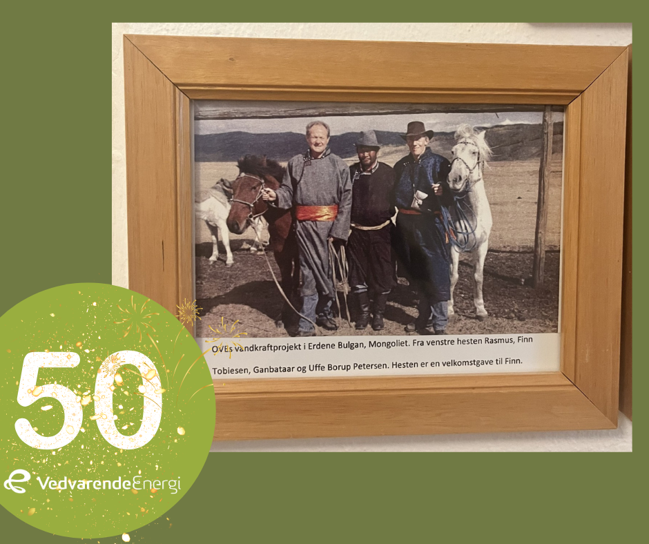 Finn Tobiesen, da han arbejder internationalt for VE i 1990'erne (til venstre) - her i Mongoliet.