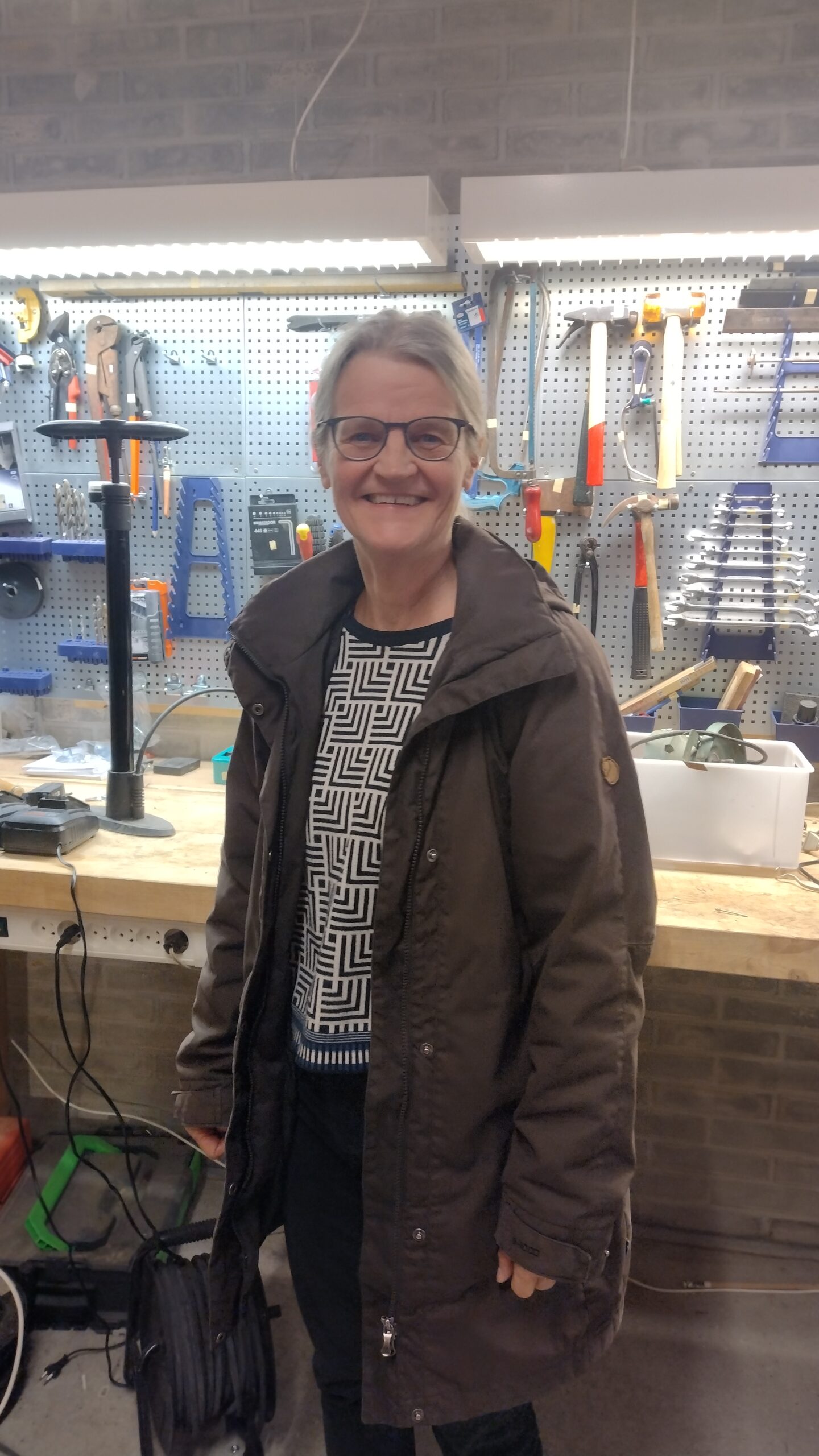 Mette i værkstedet.