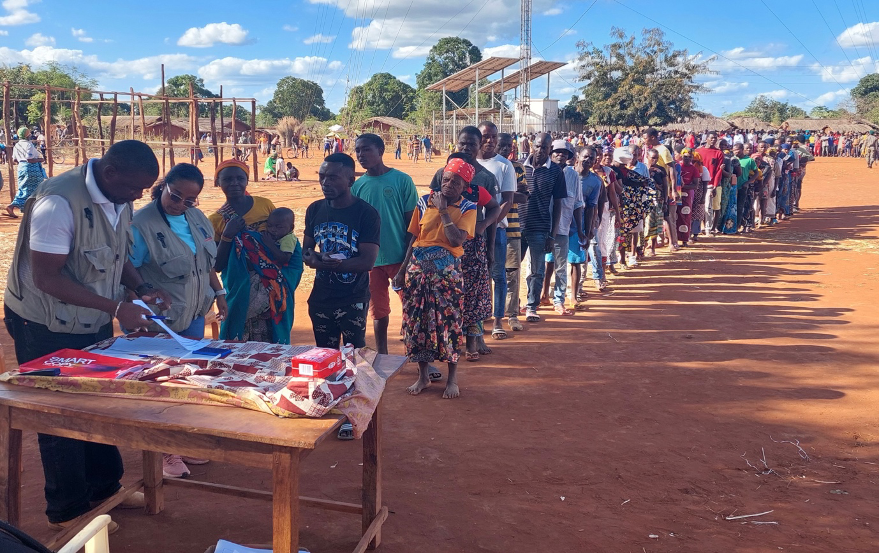 En lang kø blandt nogle af de mennesker, som er blevet udvalgt til at modtage nødhjælp gennem projektet. Alle har tidligere på året været nødsaget til at flygte fra deres hjem.