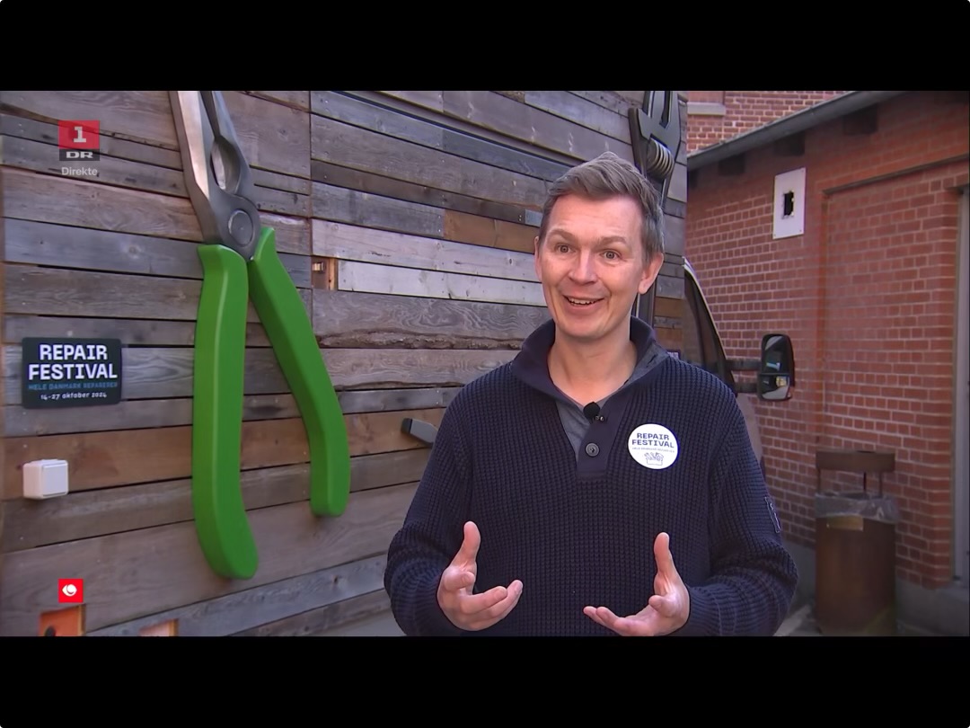 Nilas i TV-avisens indslag om Repair Festival.