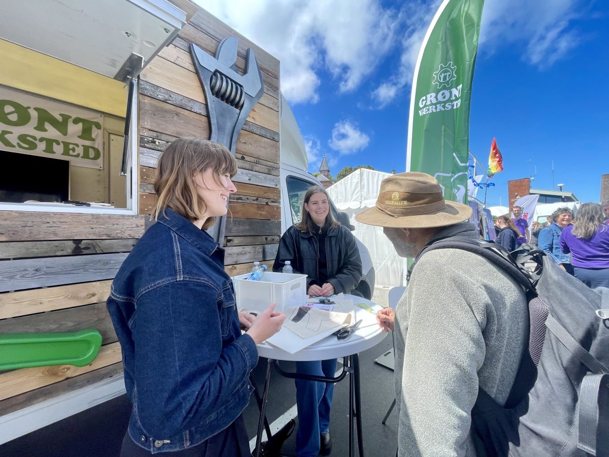Snak ved Reparationsbilen.