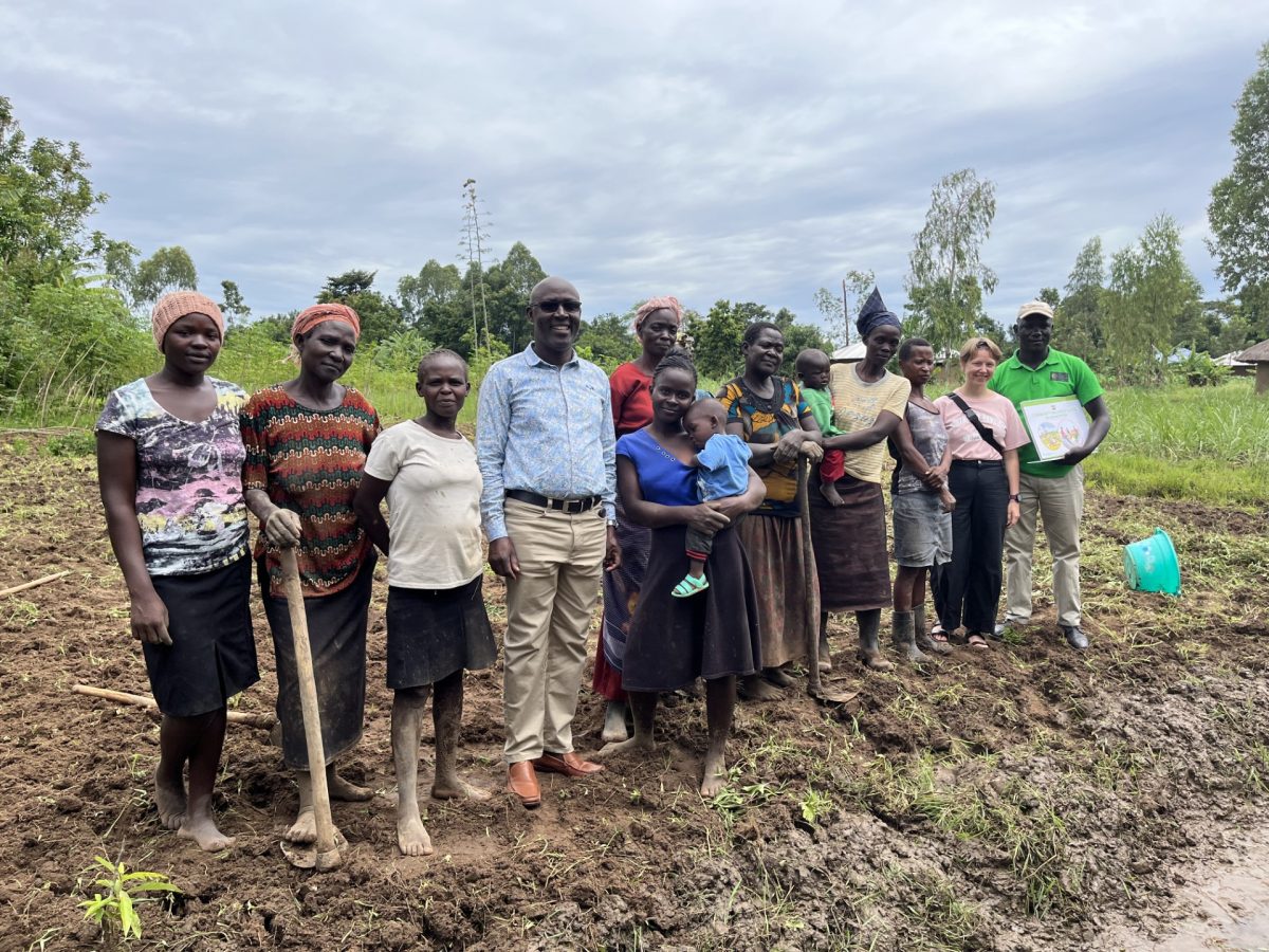 Daniel Nyambok, administrerende direktør i AGRISS, sammen med nogle af mødrene fra de sårbare familier - her er de i gang med en træningssession om dyrkning af afgrøder.