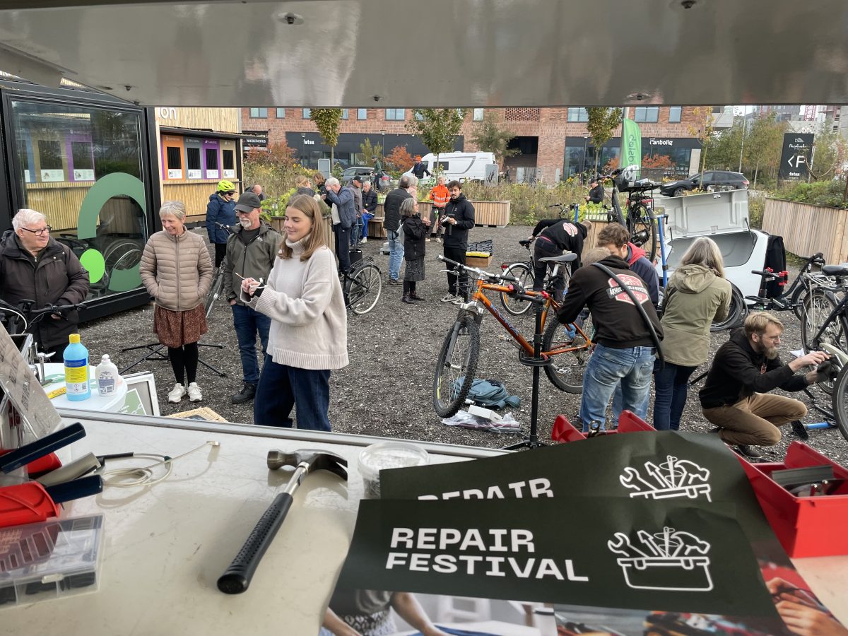 Et cykelreparationsevent i Aarhus under Repair Festival 2024.