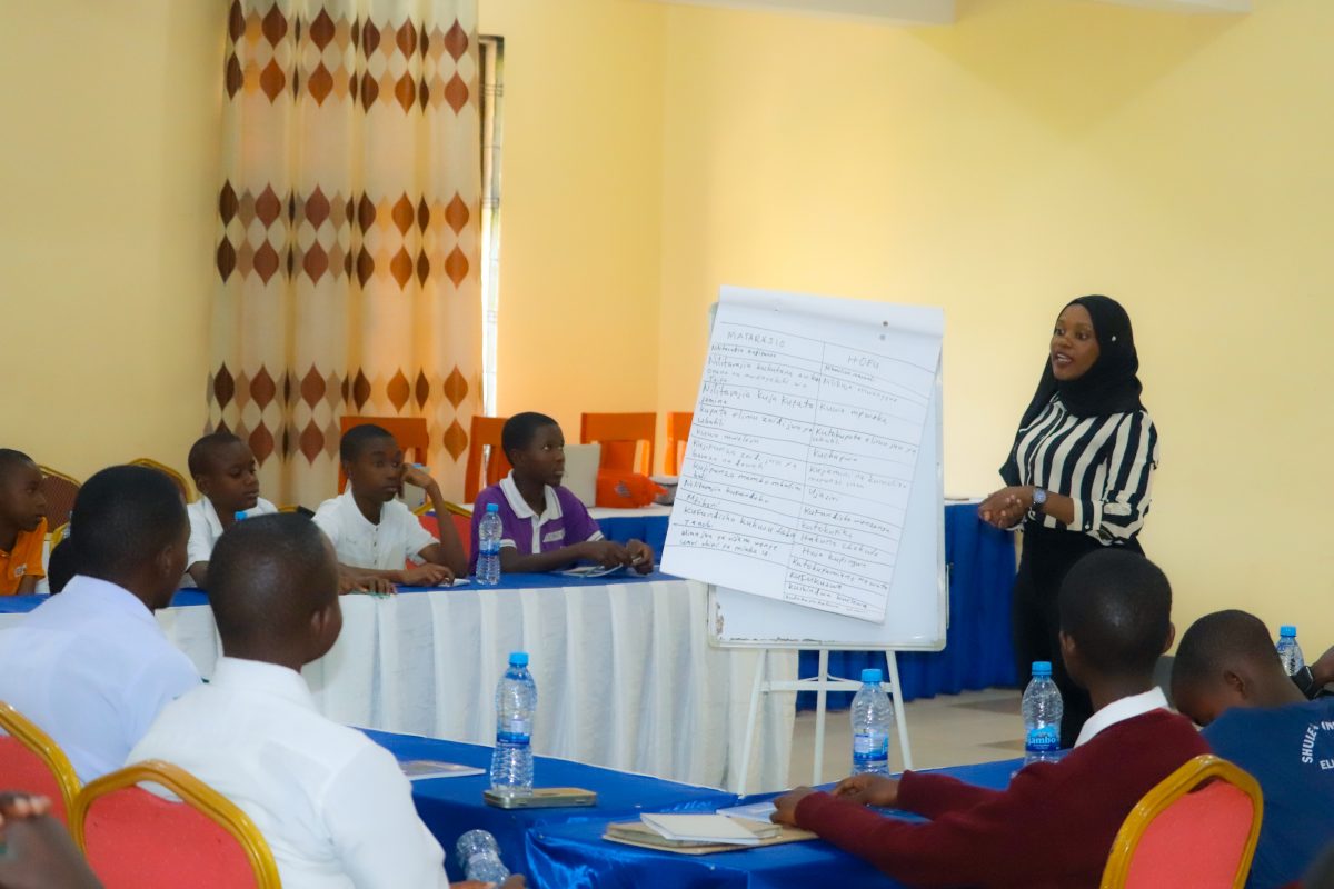 Zakia underviser unge i klimaforandringer.