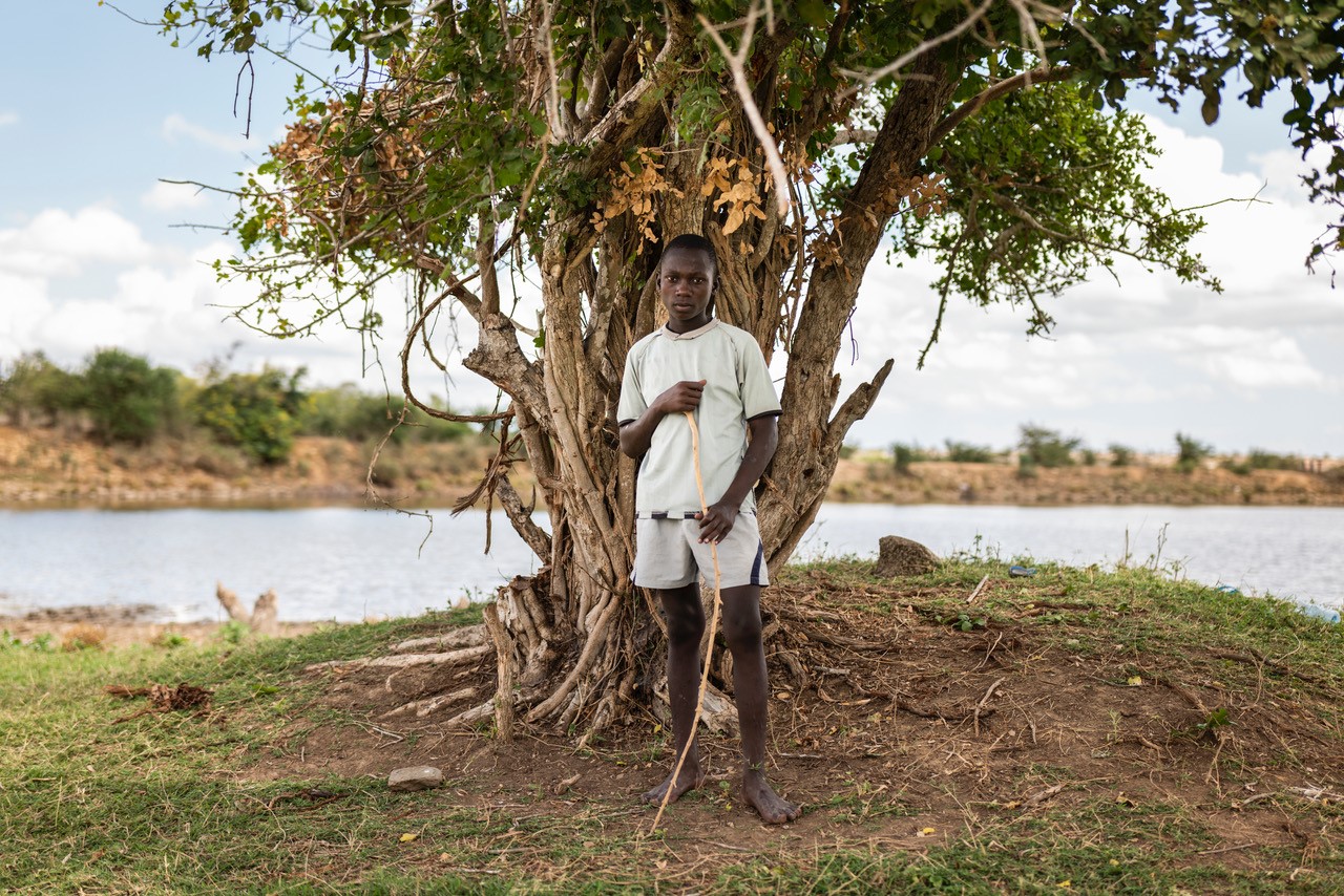 I det lave vand langs kysten i Mombasa dyrker en gruppe unge drenge tangplanter. Foto: // Jakob Dall.
